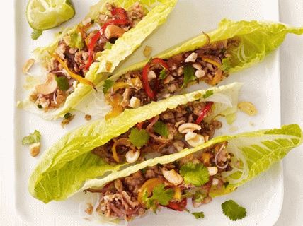 Photo Salade de dinde aux légumes dans la laitue