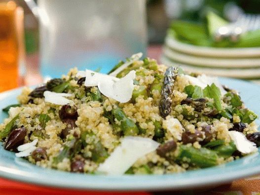 Salade de quinoa avec asperges, fromage de chèvre et olives