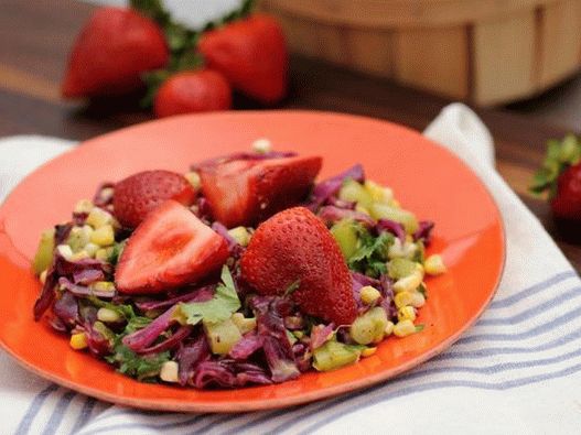 Photo Salade de chou rouge grillé avec vinaigrette à l'avocat
