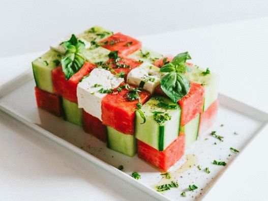 Photo Salade de cubes de melon d'eau, concombre et feta