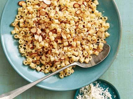 Salade de macaronis aux amandes grillées