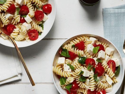 Photo Salade de pâtes Fusilli avec tomates et mozzarella fraîche