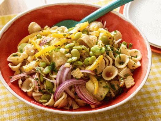 Photo de salade de pâtes orecchiette avec légumes, maïs et haricots