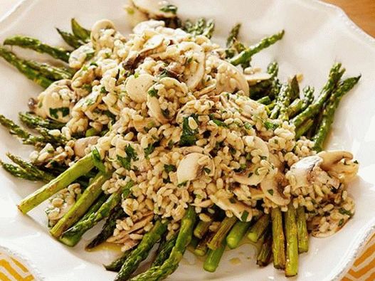 Photo Salade d'orge perlée aux champignons et asperges frites