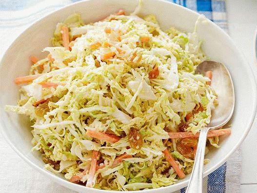 Salade de chou avec du gingembre et des raisins secs