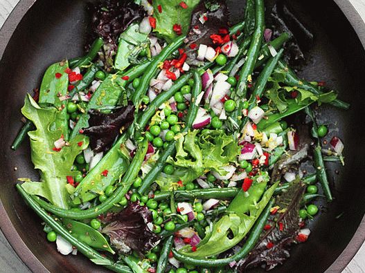 Photo Salade de légumes de saison avec vinaigrette Ranch