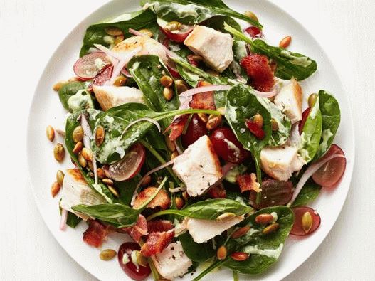 Salade d'épinards et de bacon avec du poulet