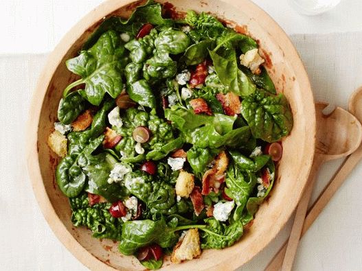 Salade d'épinards avec vinaigrette au bacon chaude