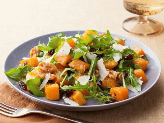 Photo Salade de potiron au four avec sauce vinaigrette tiède, fromage et noix