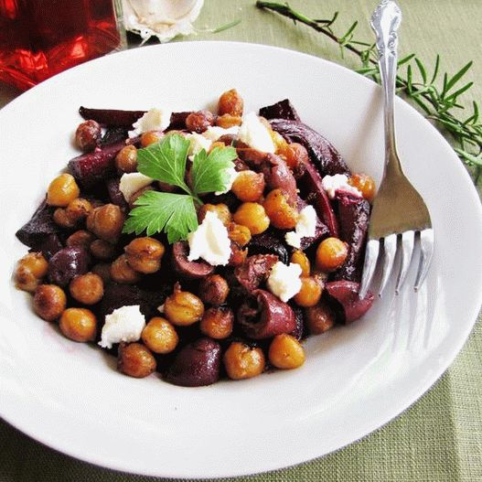 Salade de photos de betteraves cuites au four avec des pois chiches et des oignons rouges