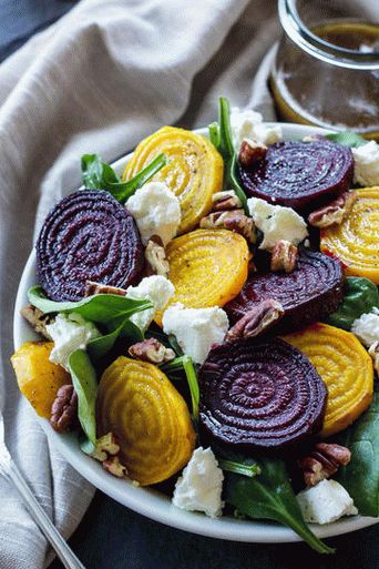 Photo Salade de betteraves frites avec des noix dans un glaçage avec du fromage de chèvre