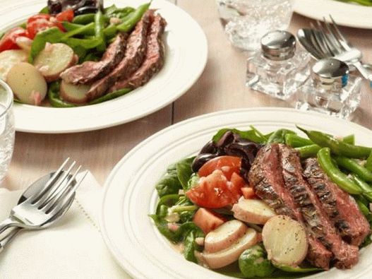 Photo de salade niçois avec un steak grillé