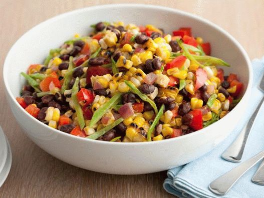 Salade de photo avec des haricots noirs et du maïs