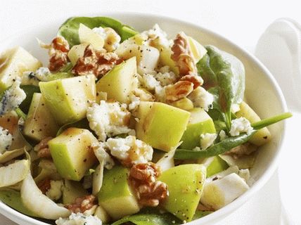 Salade de photos avec du fromage bleu, des noix et des pommes
