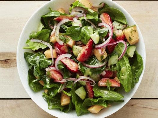 Salade de photo avec des fraises, des concombres et du melon