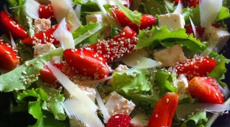Salade aux fraises et au fromage
