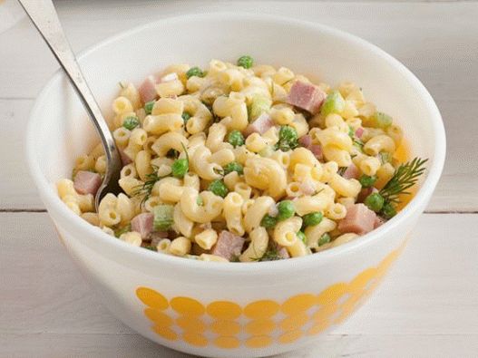 Salade de photos avec des pâtes, jambon et aneth