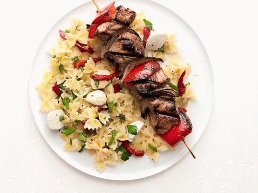 Salade de photos avec pâtes farfalle et barbecue de porc