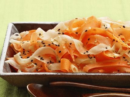 Salade de photo avec carottes et radis daikon