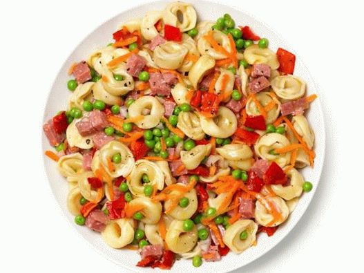Salade de photos avec tortellinis, saucisses, carottes, pois verts et poivre au four