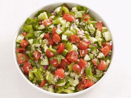 Salade de photos avec des tomates, des concombres et des poivrons doux