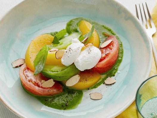 Salade de photo avec des tomates, des pêches et de la ricotta