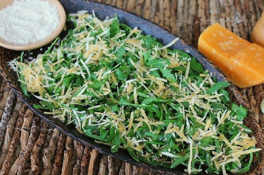 Salade à la roquette et au fromage