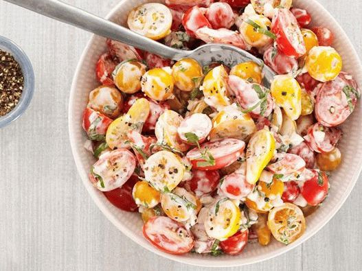 Salade de photo avec vinaigrette au yaourt et aux tomates cerises
