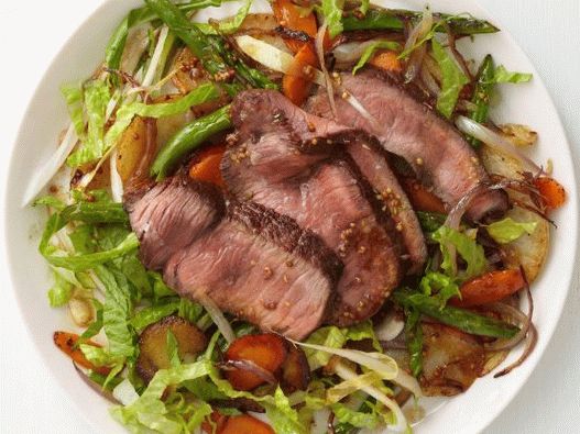 Salade de photos avec boeuf et légumes rôtis
