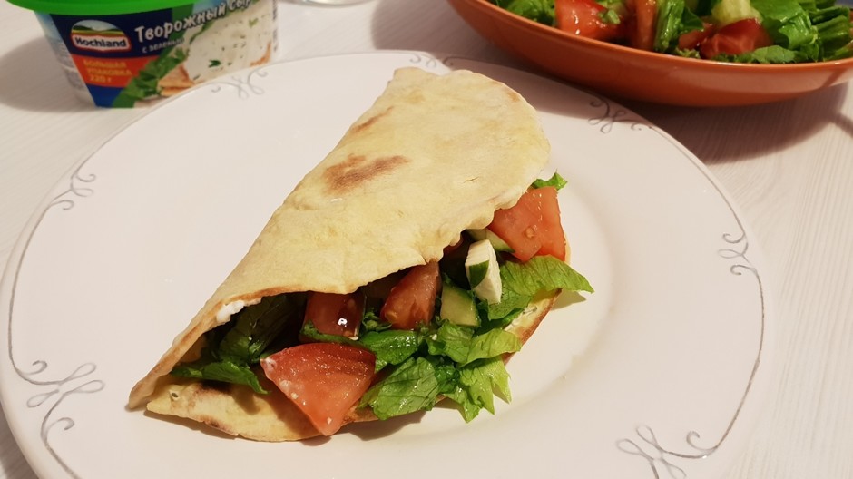Salade au pain pita fait maison