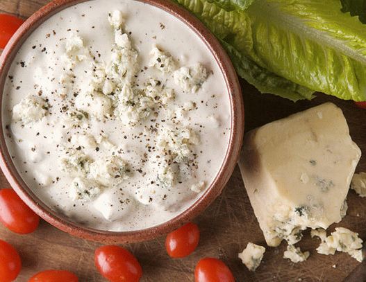 Salade de photo avec du fromage bleu fouetté