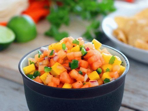 Photo de salsa à la mangue et à la papaye
