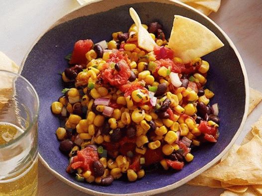 Photo de salsa de maïs frit et haricots avec des chips de maïs du four