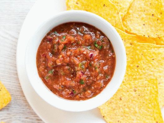 Photo de salsa avec des tomates au four dans un mélangeur