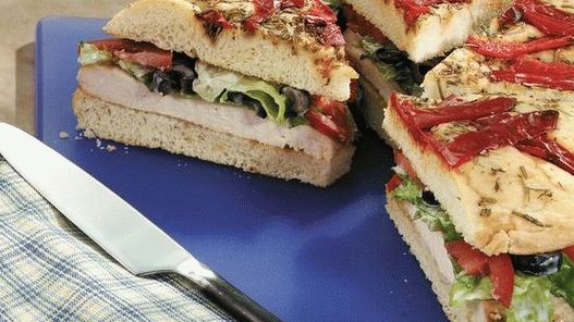 Photo d'un sandwich tortilla à la focaccia avec du poulet mariné et une tartinade d'épinards et d'artichauts