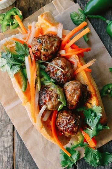 Photo Sandwich aux boulettes de viande et carottes marinées
