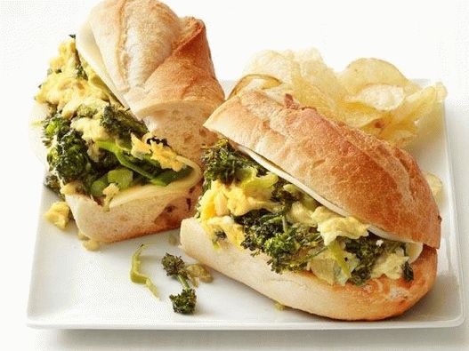 Photo Sandwich au brocoli et aux oeufs brouillés
