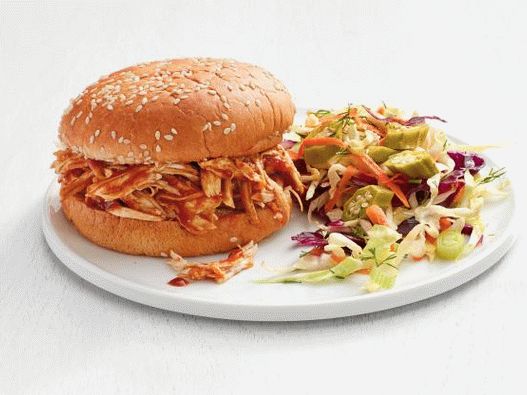Photo Sandwich avec poitrine de poulet dans une sauce barbecue et salade de chou et salade de gombo mariné