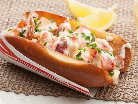 Sandwich au homard avec sauce au vin blanc