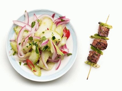 Brochettes de bœuf thaï avec des légumes marinés