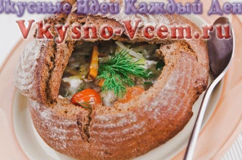 Soupe acide quotidienne au chou dans une tasse à pain