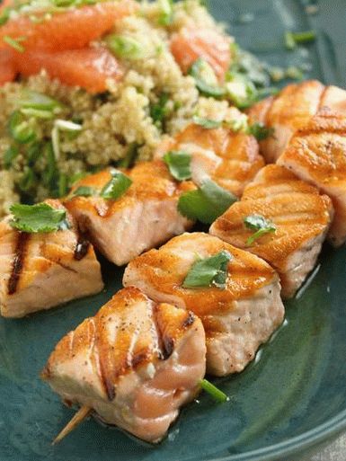 Photo de brochette de saumon avec salade de quinoa et pamplemousse