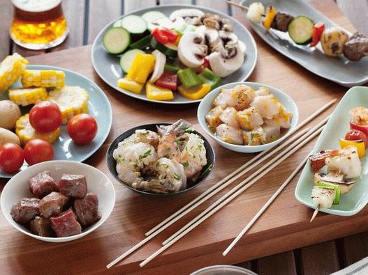 Photo de shish kebab avec des légumes grillés