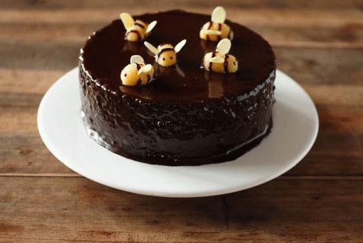 Photo d'un muffin au chocolat avec des abeilles