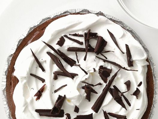 Gâteau de sable au chocolat avec crème fouettée