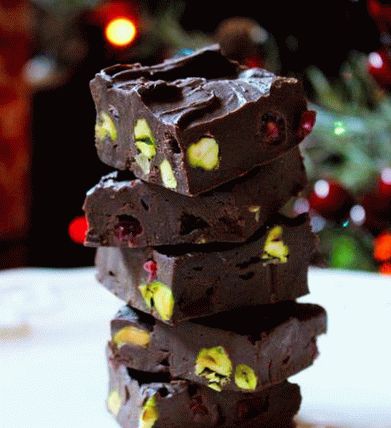 Bonbons et gâteaux au chocolat et à la pistache (fudge)