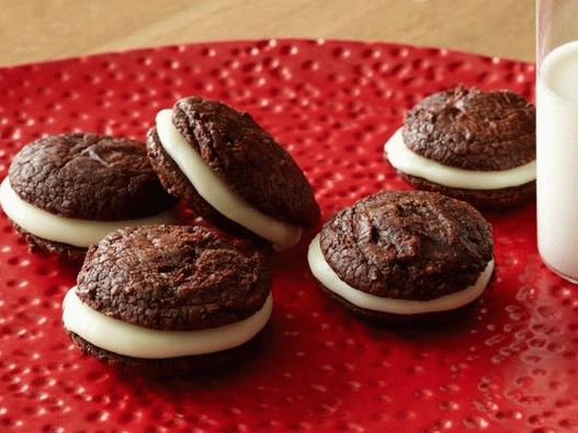 Biscuits sandwichs au chocolat fourrés au chocolat blanc caramélisé