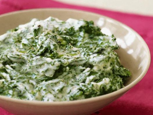 Photo d'épinards dans une sauce crémeuse