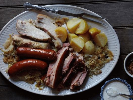 Photo de Shukrut (chou braisé avec assiette de viande fumée)