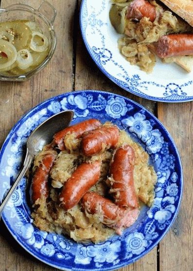 Photo de Shukrut (choucroute cuite dans de la bière avec des saucisses)